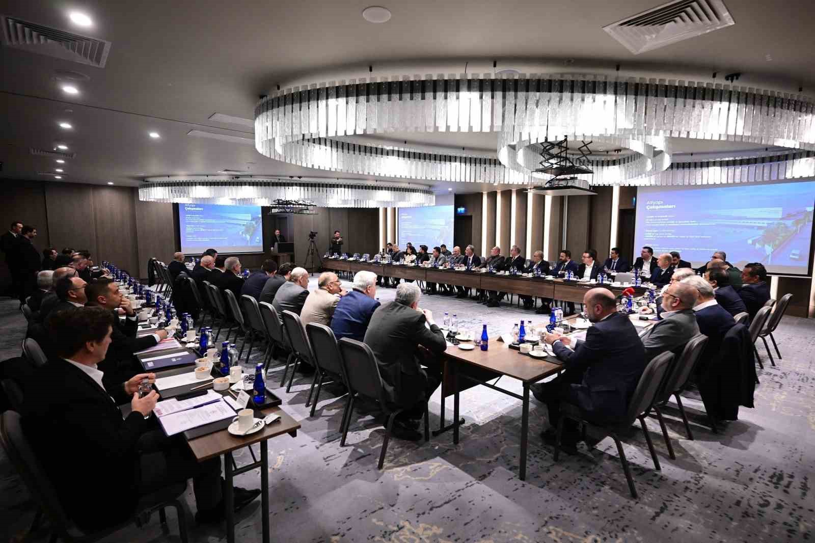 Bursa iş dünyası ‘Ortak akıl toplantısında bir araya geldi
Bursa iş dünyası ‘Ortak akıl toplantısında bir araya geldi