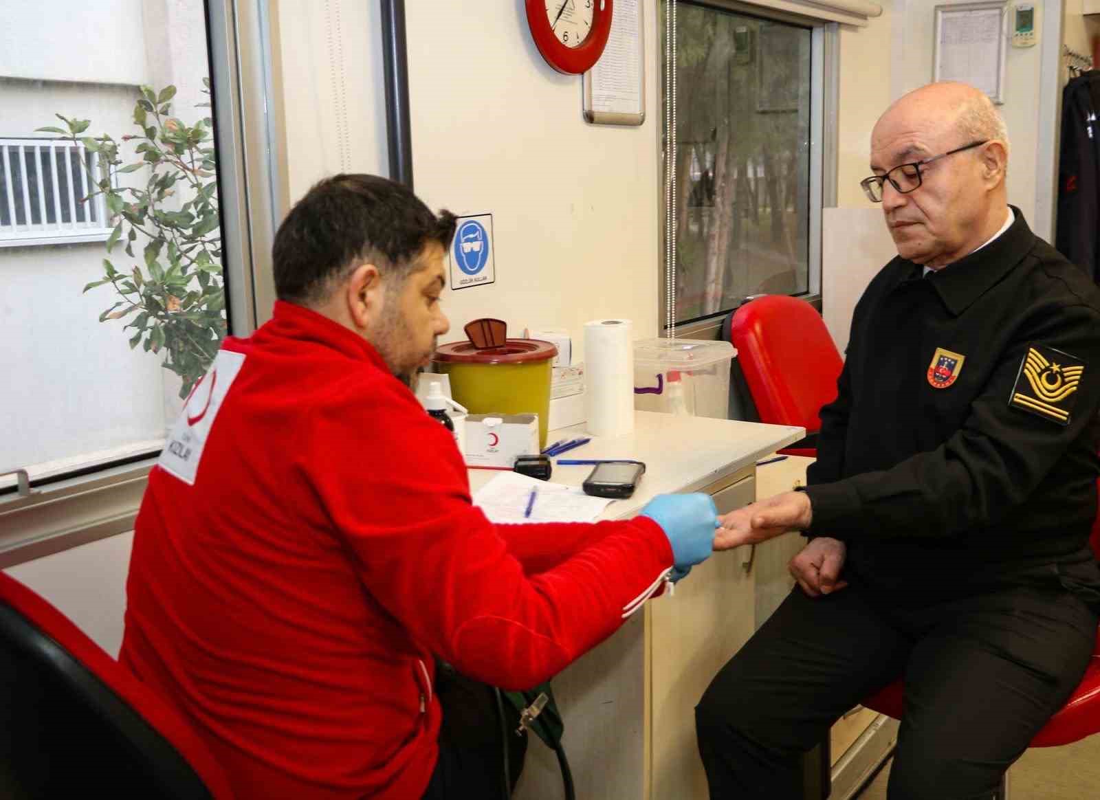 Bursa Jandarması’ndan Kızılay’a anlamlı katkı
