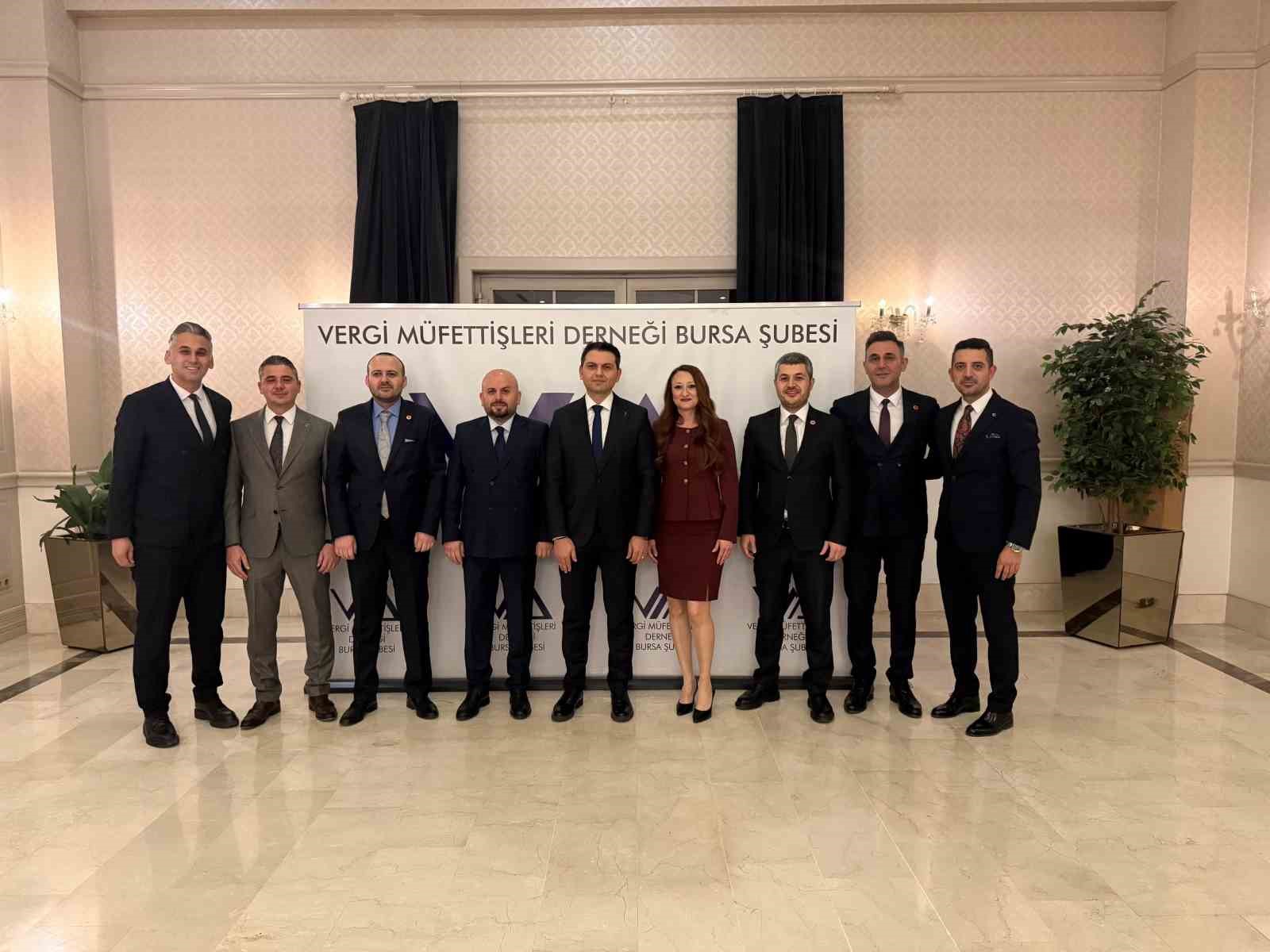 Bursa Maliye protokolü VMD iftarında buluştu
Bursa Maliye protokolü VMD iftarında buluştu