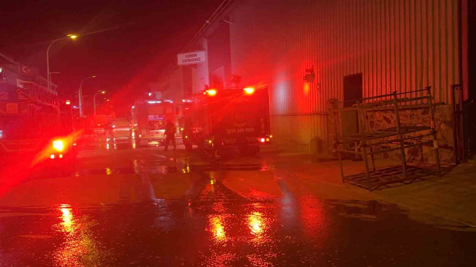 Bursa Minareliçavuş OSB’de kimyasal kaplama fabrikasında yangın çıktı. Olay yerine sevk edilen ekiplerin yangına müdahalesi sürüyor.
