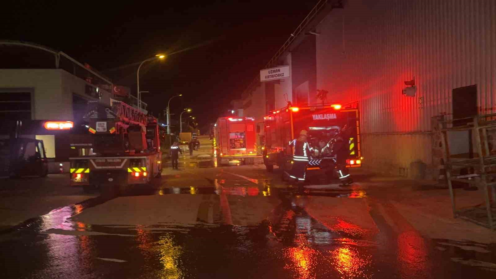 Bursa Minareliçavuş OSB’de kimyasal kaplama fabrikasında yangın çıktı. Olay yerine sevk edilen ekiplerin yangına müdahalesi sürüyor.
