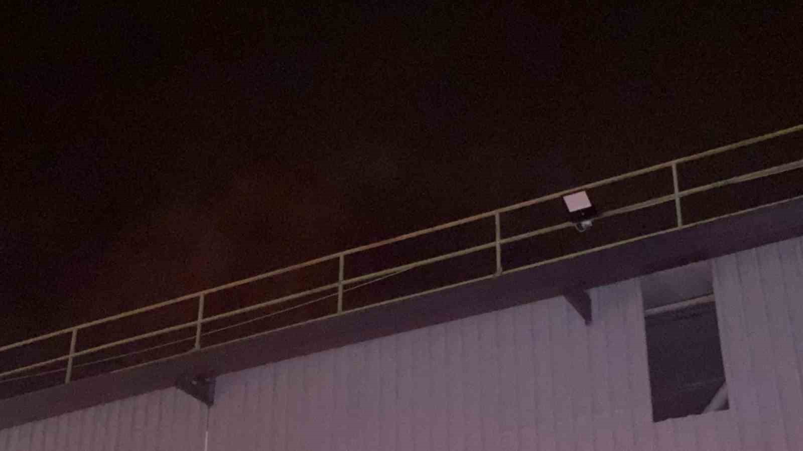 Bursa Minareliçavuş OSB’de kimyasal kaplama fabrikasında yangın çıktı. Olay yerine sevk edilen ekiplerin yangına müdahalesi sürüyor.
