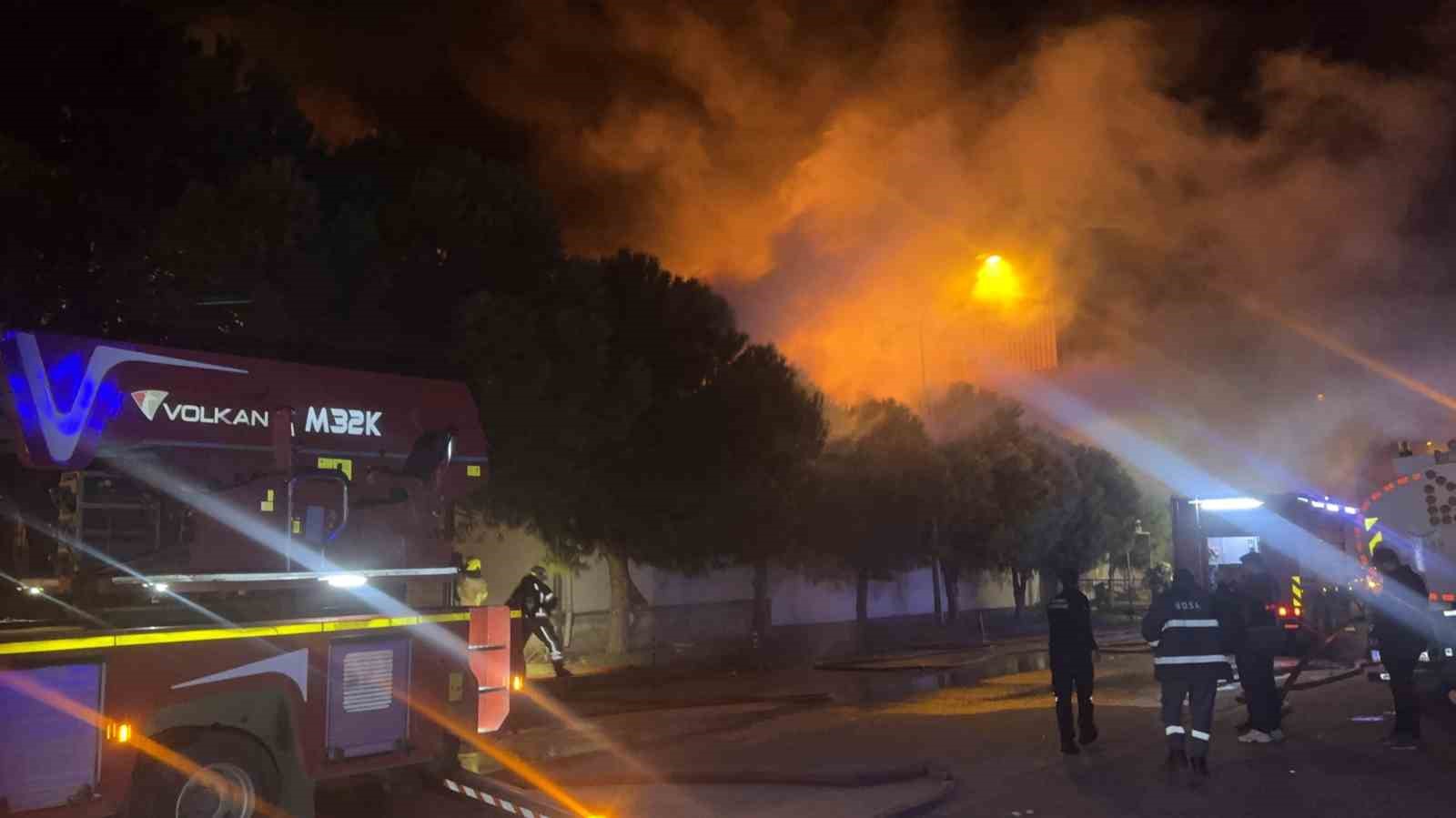 Bursa Minareliçavuş OSB’de kimyasal kaplama fabrikasında yangın çıktı. Olay yerine sevk edilen ekiplerin yangına müdahalesi sürüyor.

