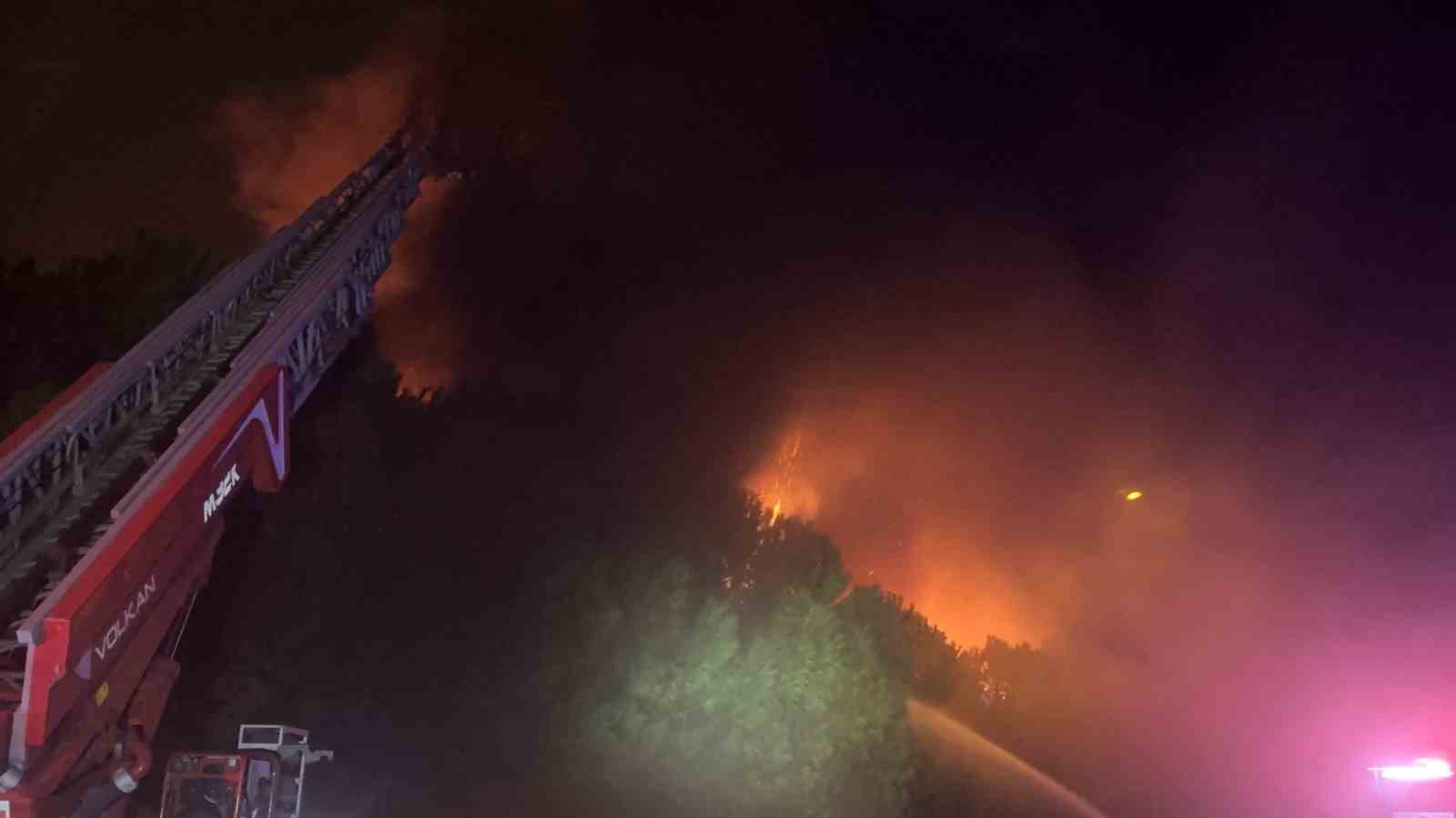 Bursa Minareliçavuş OSB’de kimyasal kaplama fabrikasında yangın çıktı. Olay yerine sevk edilen ekiplerin yangına müdahalesi sürüyor.
