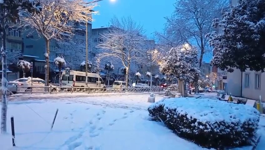 Bursa sabaha beyaz örtüyle uyandı..Ulaşımda aksamalar yaşandı
