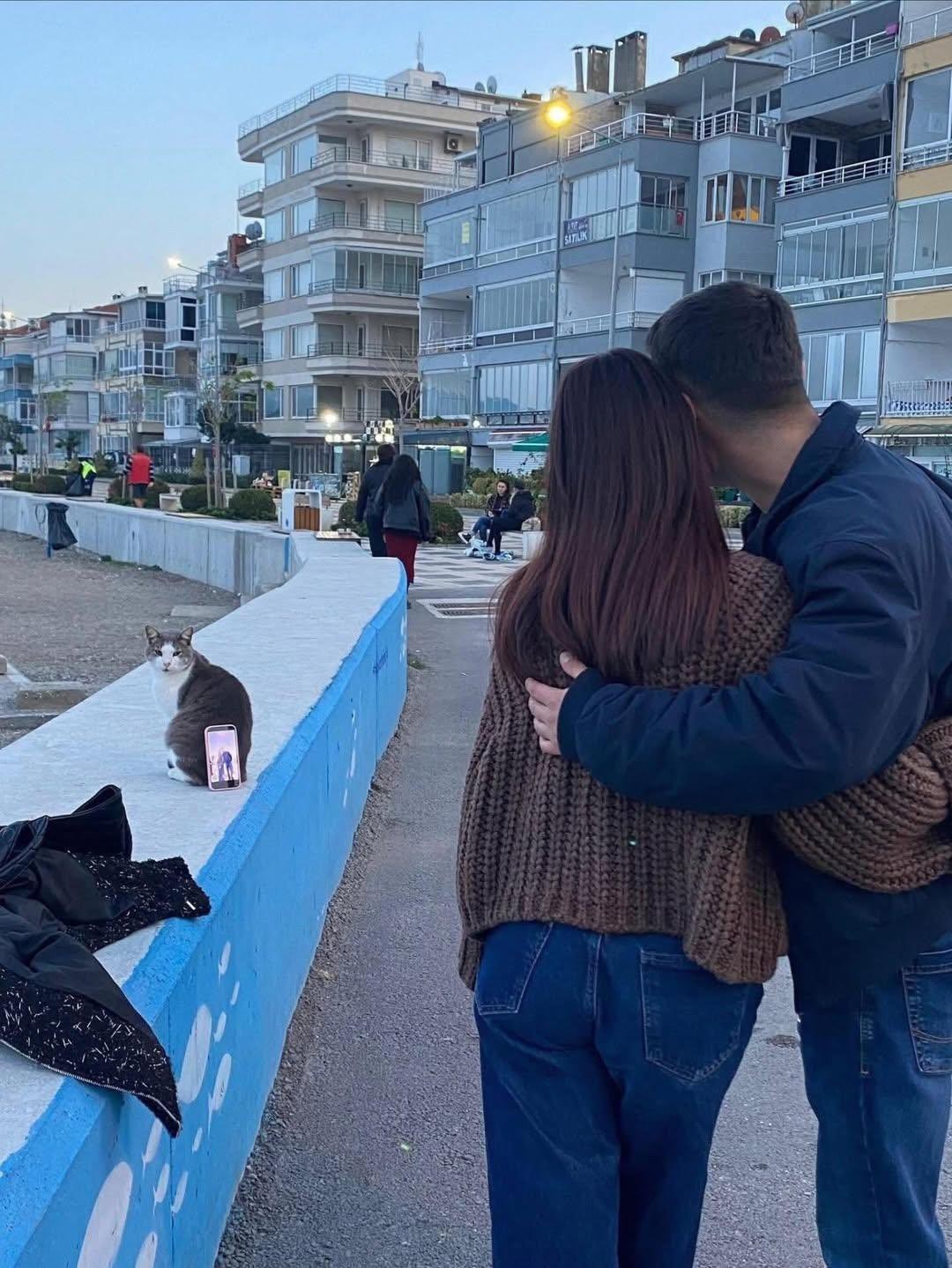 Bursa sahilinde ilginç fotoğraf çözümü: Tripod yerine kedi kullandılar
