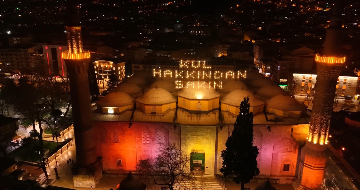 Bursa Ulu Cami’de Ramazan mahyası: "Kul hakkından sakın"
