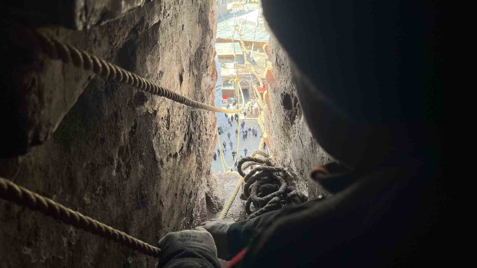 Bursa Ulu Cami’ye Ramazan mahyası: ’Kul hakkından sakın’
