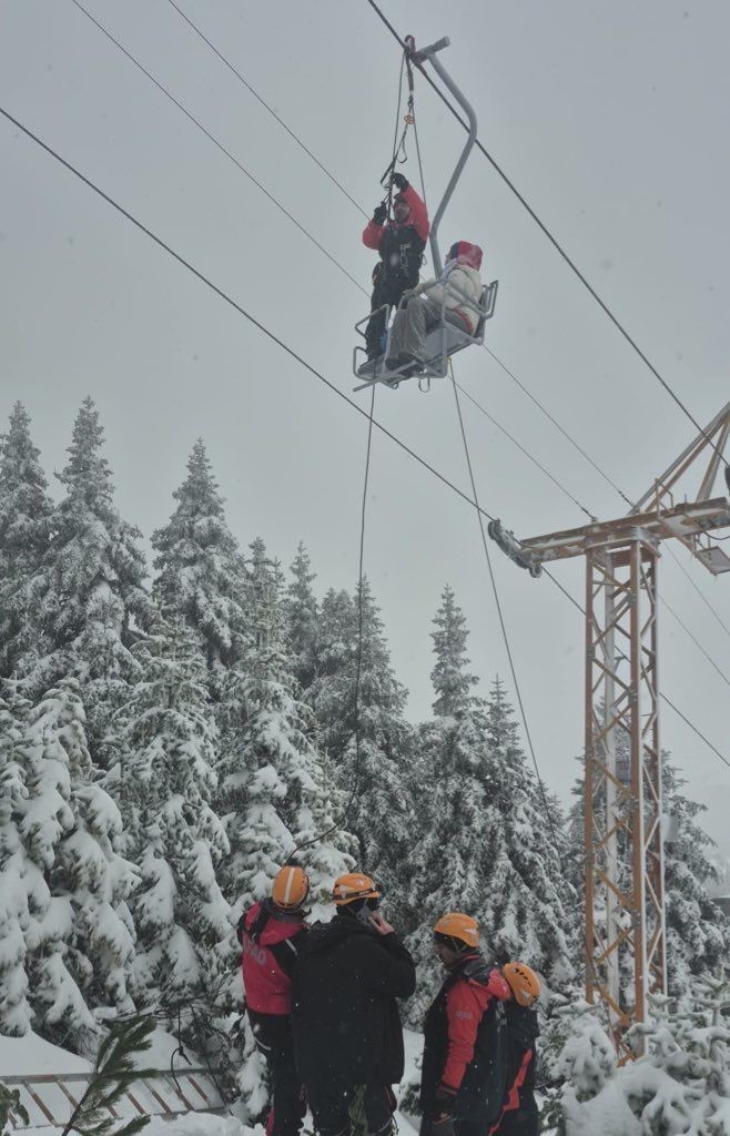 Bursa Uludağ’da telesiyej arasızı nedeniyle mahsur kalan 51 kişi kurtarıldı
