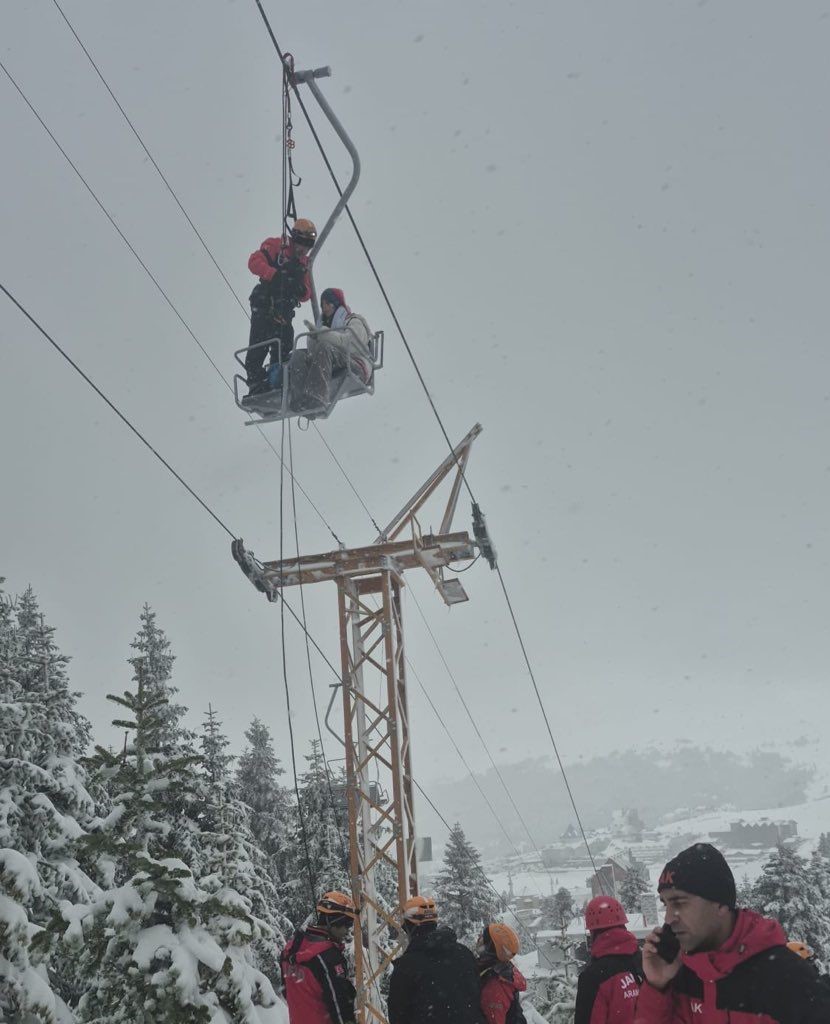 Bursa Uludağ’da telesiyej arasızı nedeniyle mahsur kalan 51 kişi kurtarıldı
