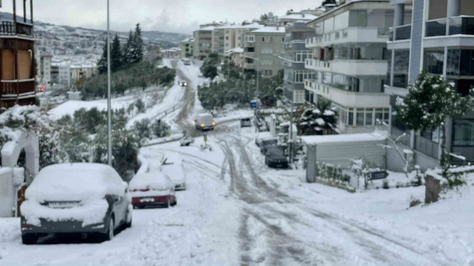 Bursa yeni yılın ilk günü beyazlara büründü...İşe ATV araçları ile gittiler
