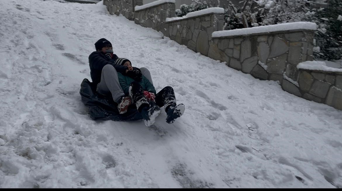 Bursa yeni yılın ilk günü beyazlara büründü...İşe ATV araçları ile gittiler
