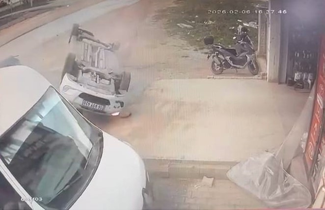 Bursa’da 14 yaşındaki ehliyetsiz sürücü park halindeki araçlara çarptı: 4 gencin durumu kritik
