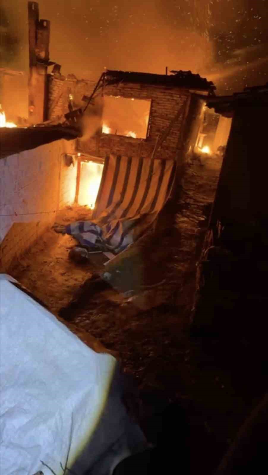 Bursa’da 2 katlı ev alevlere teslim oldu
