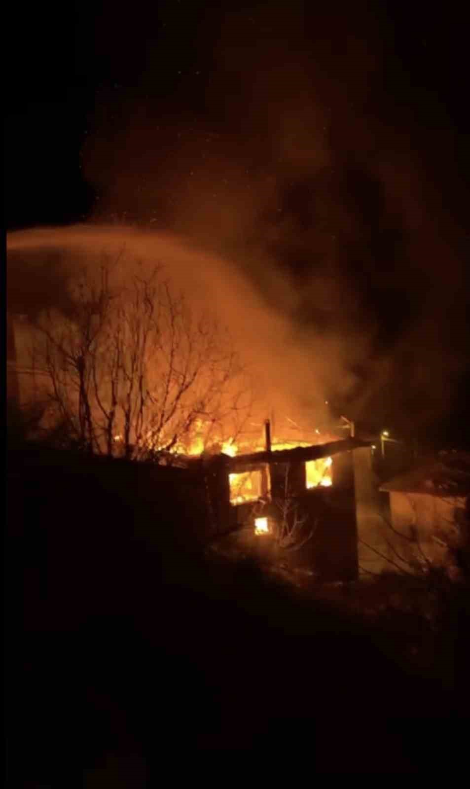 Bursa’da 2 katlı ev alevlere teslim oldu
