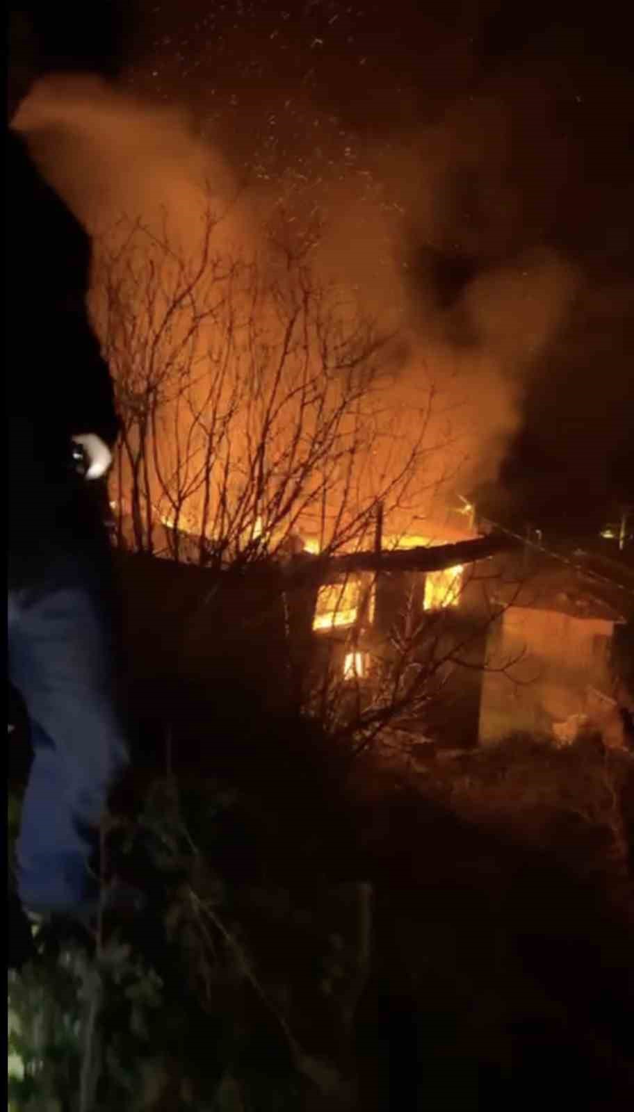 Bursa’da 2 katlı ev alevlere teslim oldu
