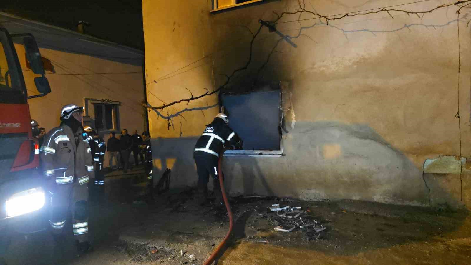 Bursa’da 2 katlı evde çıkan yangın korkuttu
