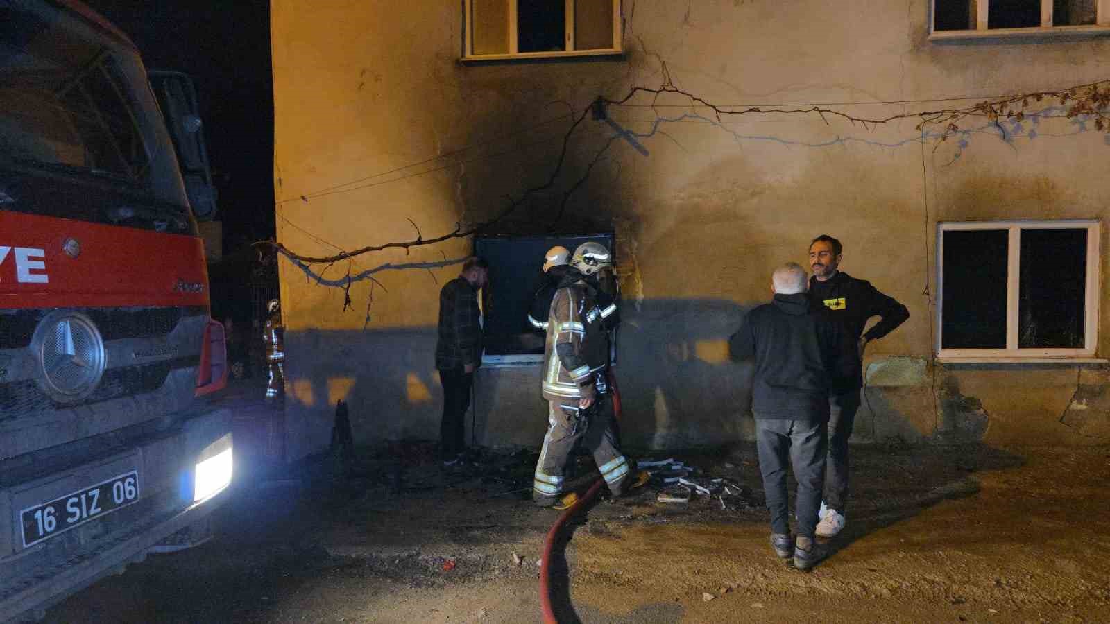 Bursa’da 2 katlı evde çıkan yangın korkuttu
