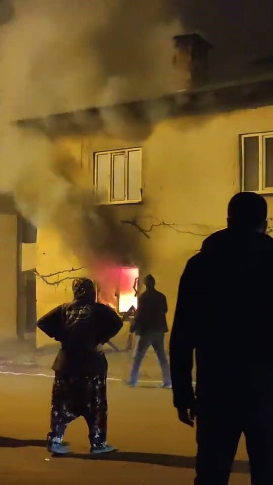 Bursa’da 2 katlı evde çıkan yangın korkuttu
