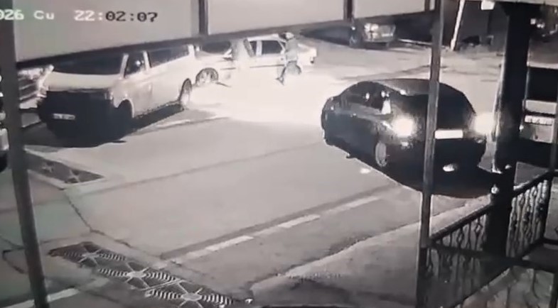 Bursa’da 2 kişinin ağır yaralandığı silahlı saldırı kameraya yansıdı
