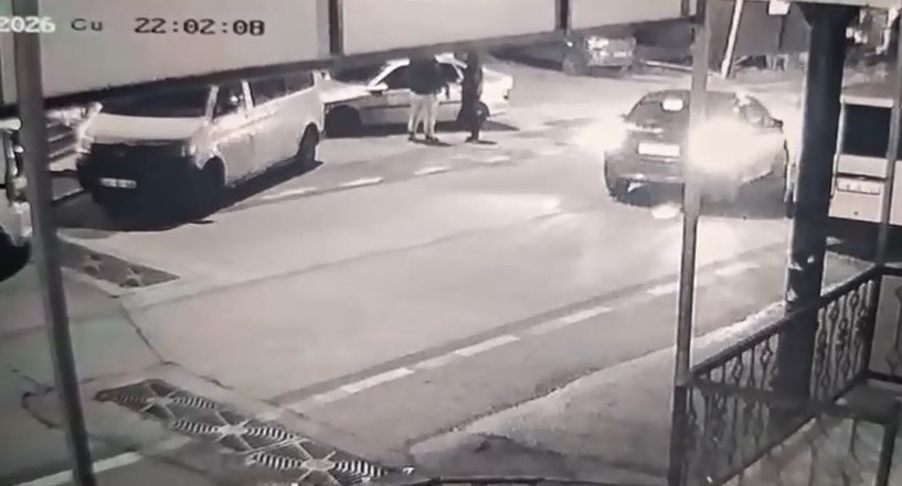 Bursa’da 2 kişinin ağır yaralandığı silahlı saldırı kameraya yansıdı
