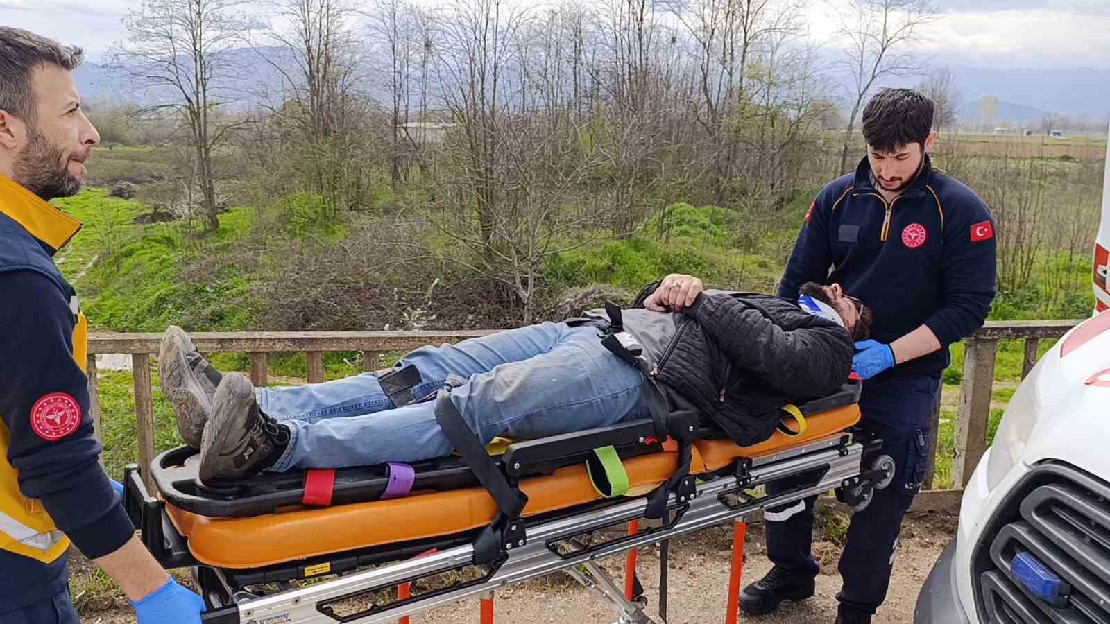 Bursa’da 3 araç birbirine girdi, 1’i dereye uçtu: 4 yaralı
