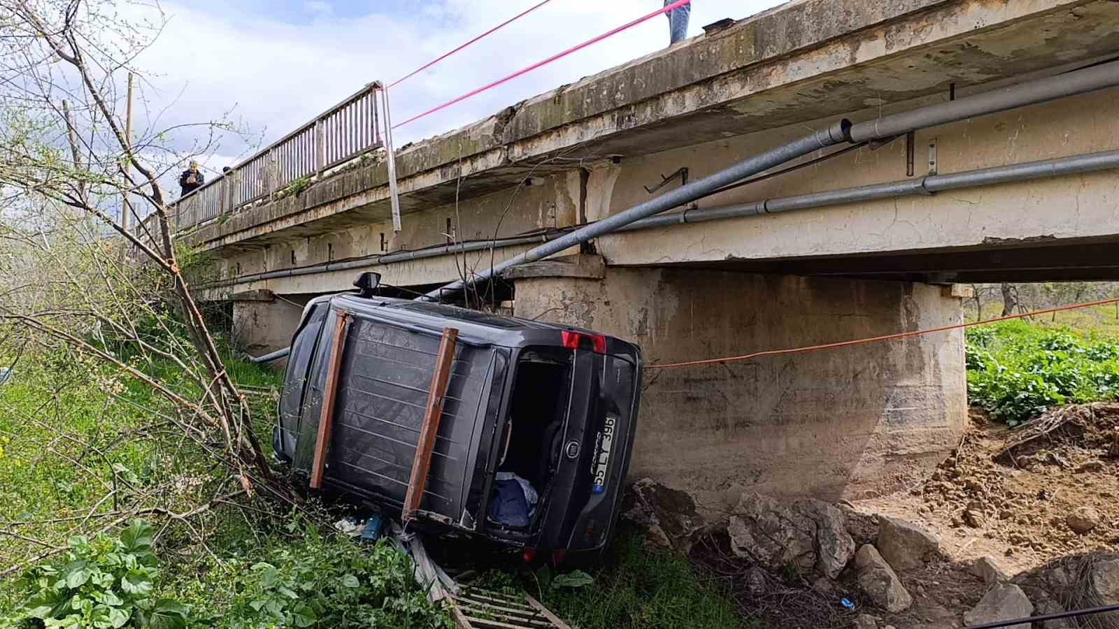 Bursa’da 3 araç birbirine girdi, 1’i dereye uçtu: 4 yaralı
