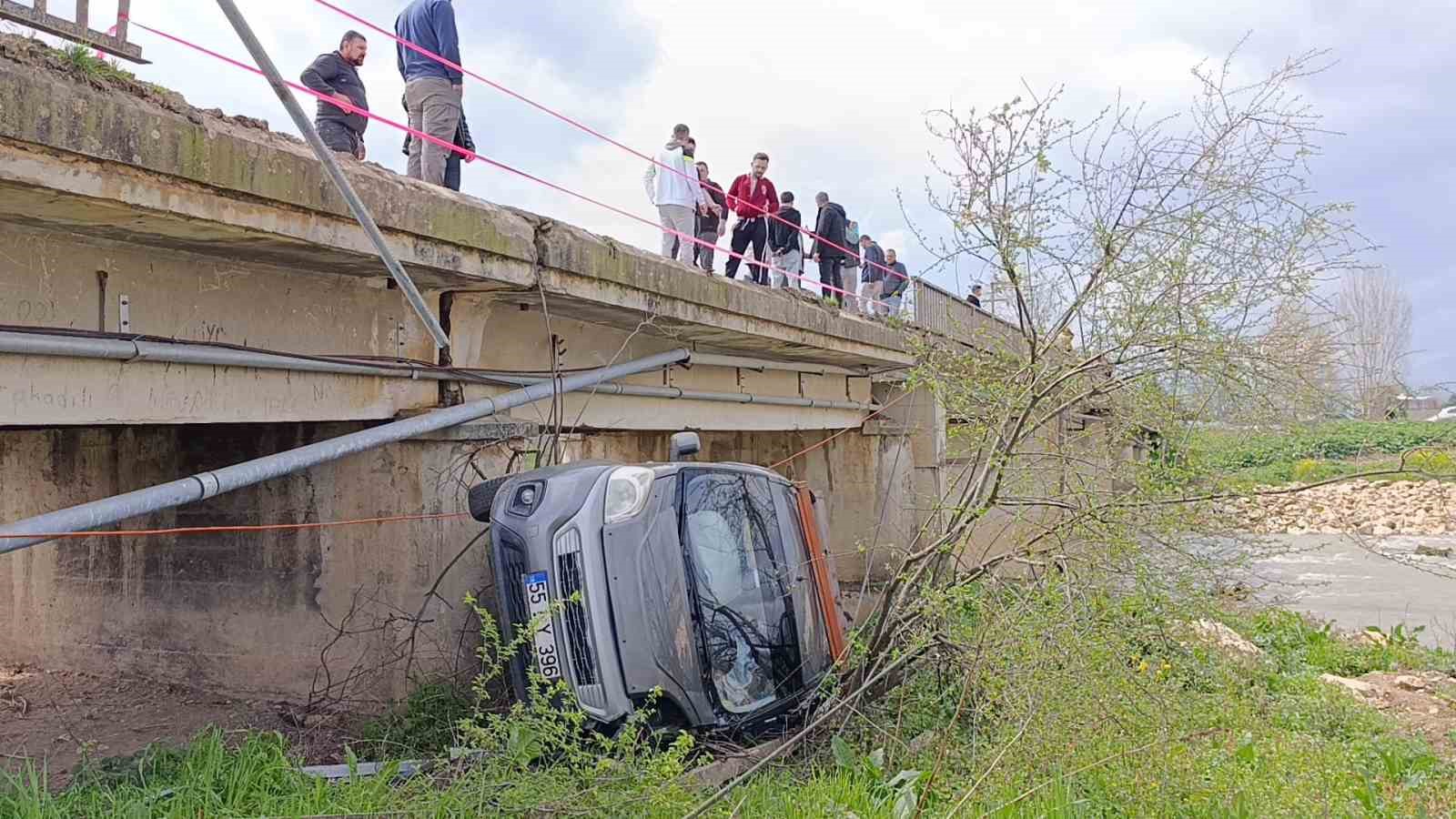 Bursa’da 3 araç birbirine girdi, 1’i dereye uçtu: 4 yaralı
