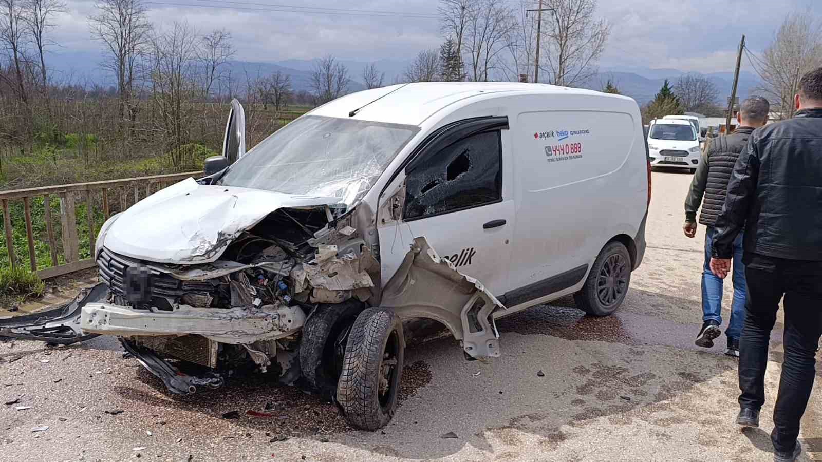Bursa’da 3 araç birbirine girdi, 1’i dereye uçtu: 4 yaralı
