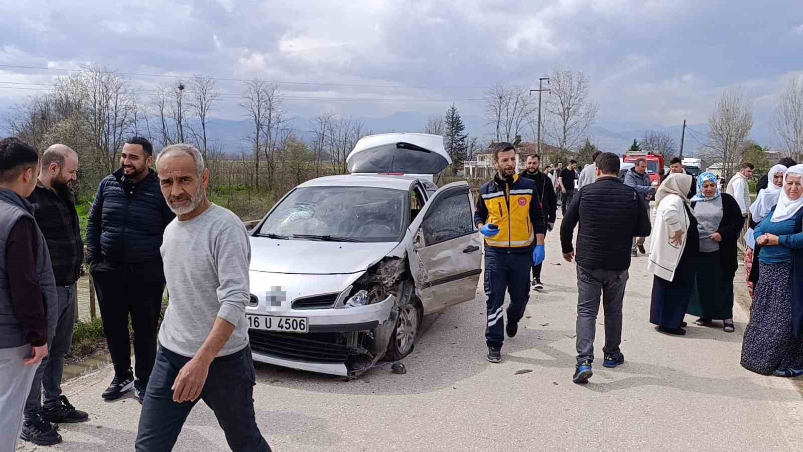 Bursa’da 3 araç birbirine girdi, 1’i dereye uçtu: 4 yaralı
