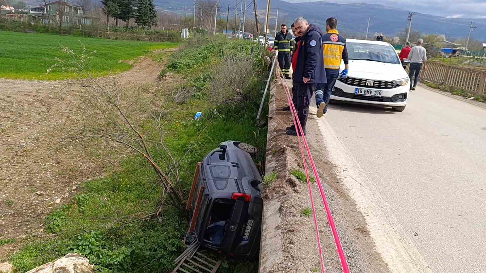 Bursa’da 3 araç birbirine girdi, 1’i dereye uçtu: 4 yaralı
