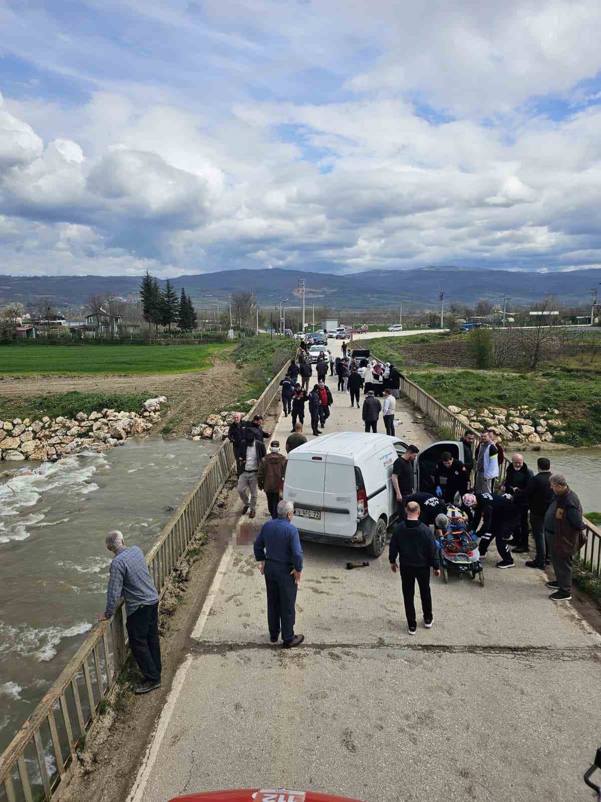 Bursa’da 3 araç birbirine girdi, 1’i dereye uçtu: 4 yaralı

