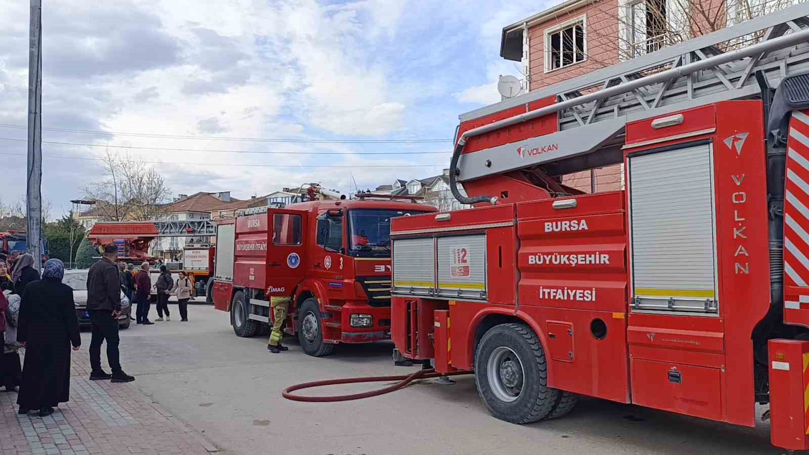 Bursa’da 3 katlı binada yangın: Dumandan zehirlenen yaşlı kadının durumu ağır
