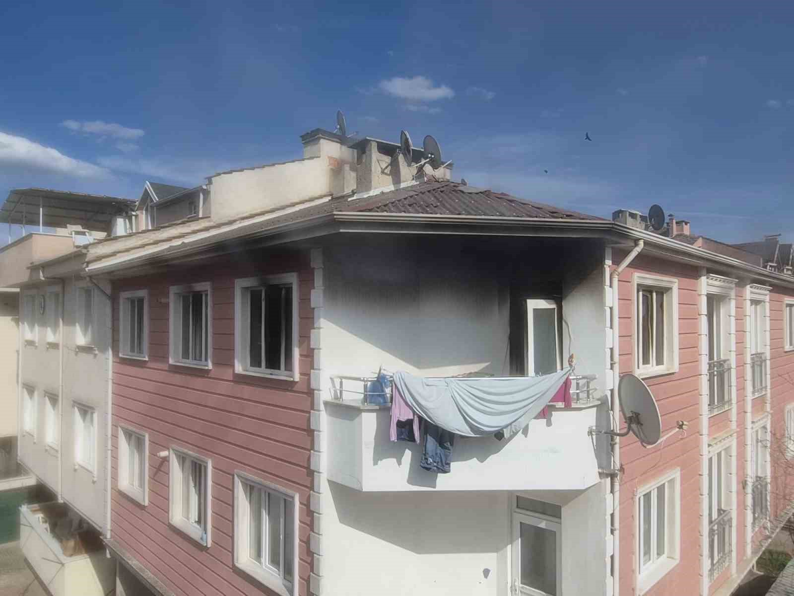 Bursa’da 3 katlı binada yangın: Dumandan zehirlenen yaşlı kadının durumu ağır
