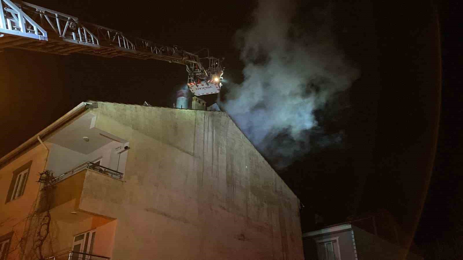 Bursa’da 3 katlı binanın çatısında yangın
