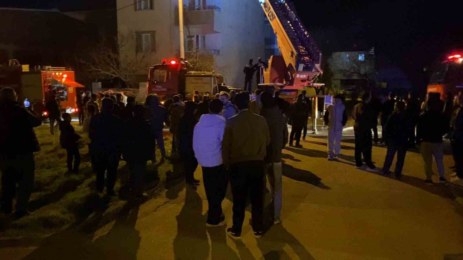 Bursa’da 3 katlı binanın çatısında yangın

