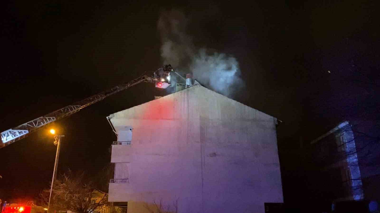 Bursa’da 3 katlı binanın çatısında yangın
