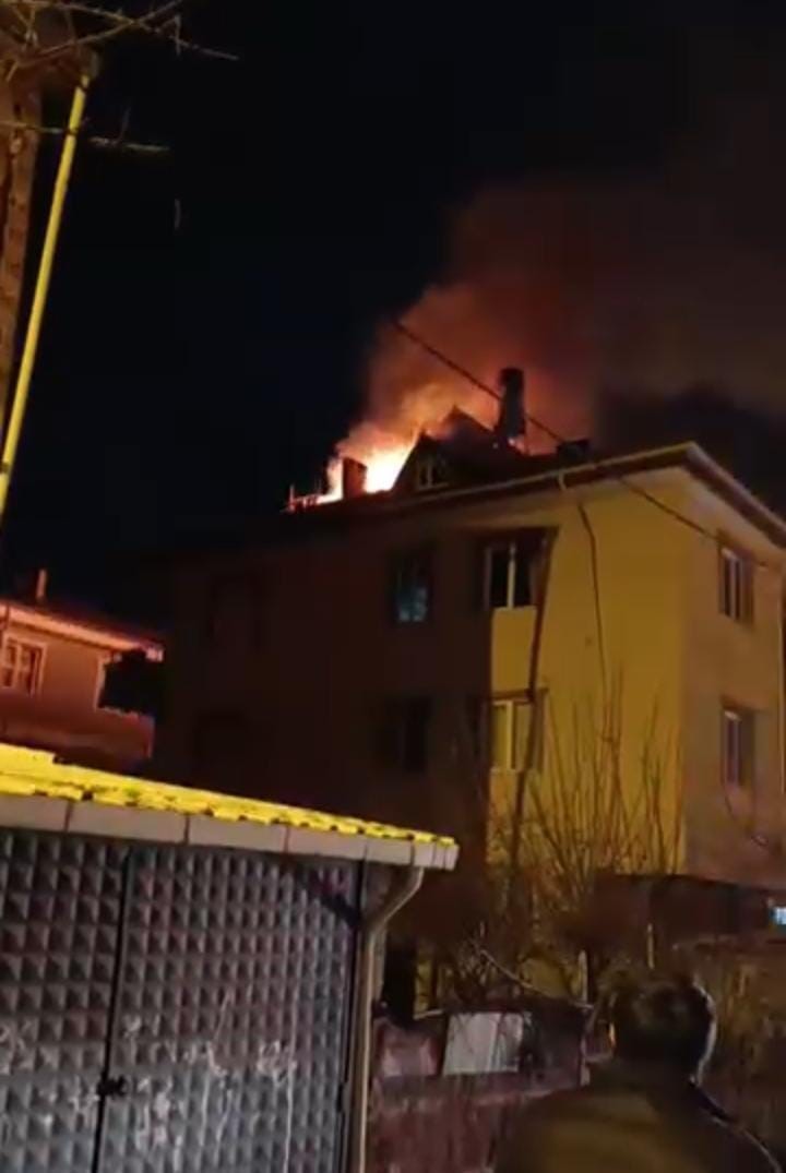 Bursa’da 3 katlı binanın çatısında yangın
