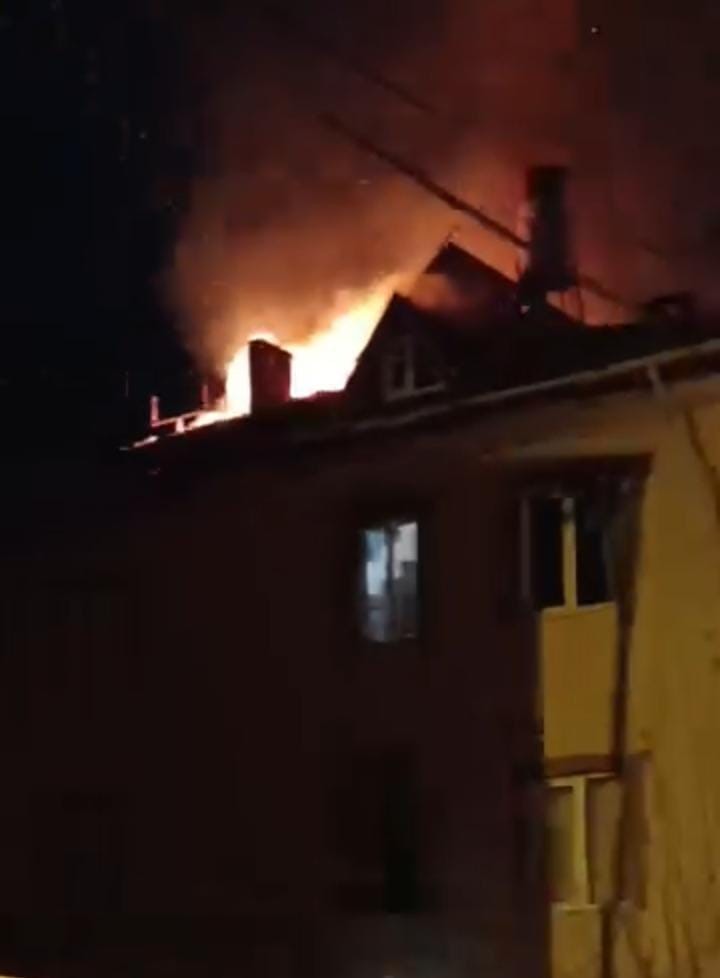 Bursa’da 3 katlı binanın çatısında yangın
