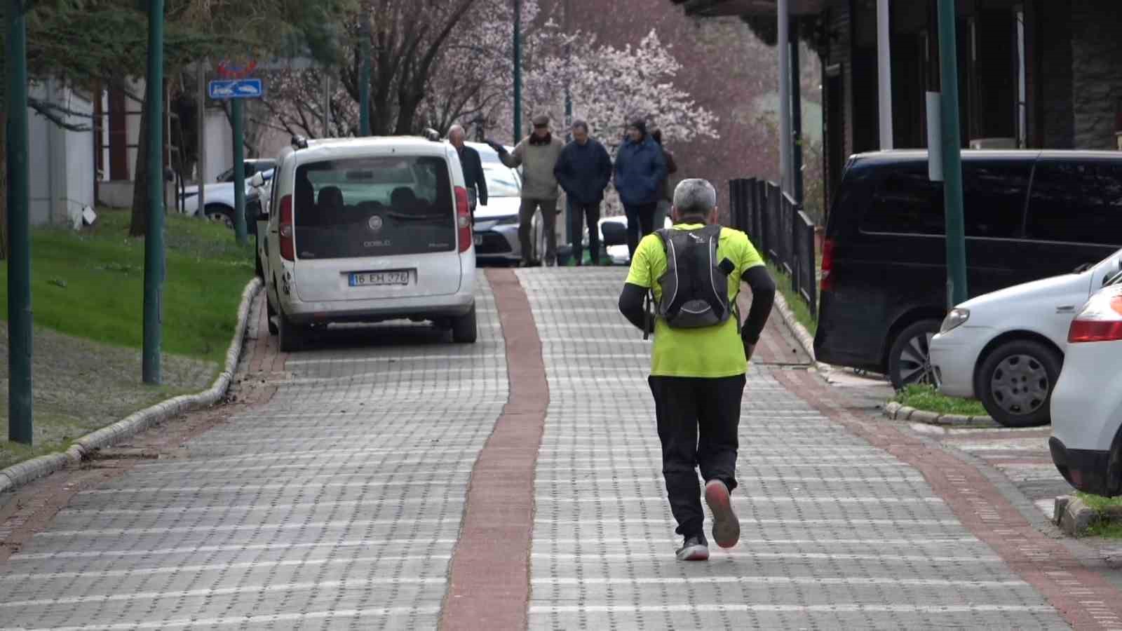 Bursa’da 66 yaşındaki esnaf, oruçlu halde trafiğe takılmamak için iftara koşuyor
