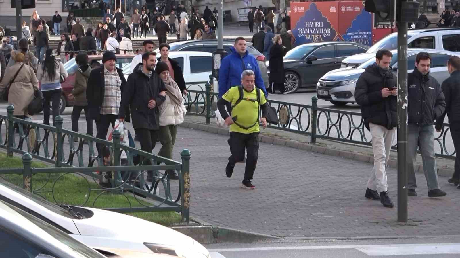Bursa’da 66 yaşındaki esnaf, oruçlu halde trafiğe takılmamak için iftara koşuyor

