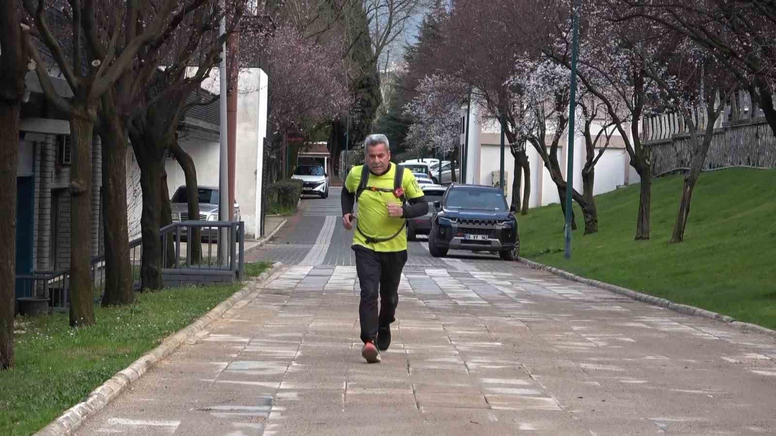 Bursa’da 66 yaşındaki esnaf, oruçlu halde trafiğe takılmamak için iftara koşuyor
