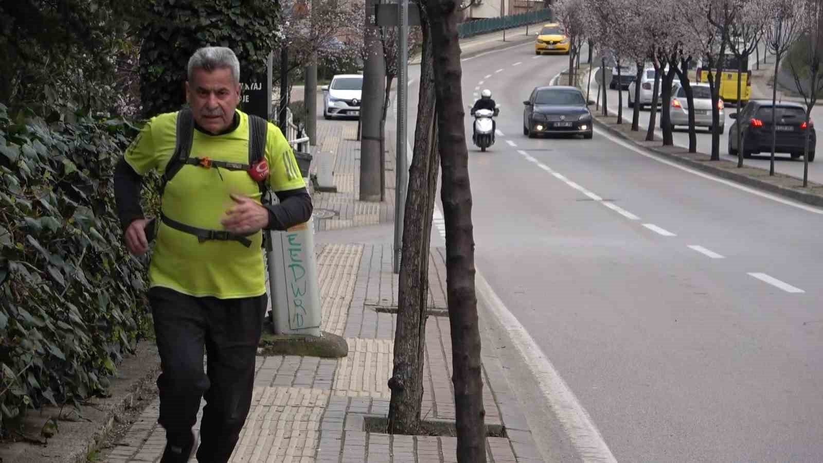 Bursa’da 66 yaşındaki esnaf, oruçlu halde trafiğe takılmamak için iftara koşuyor
