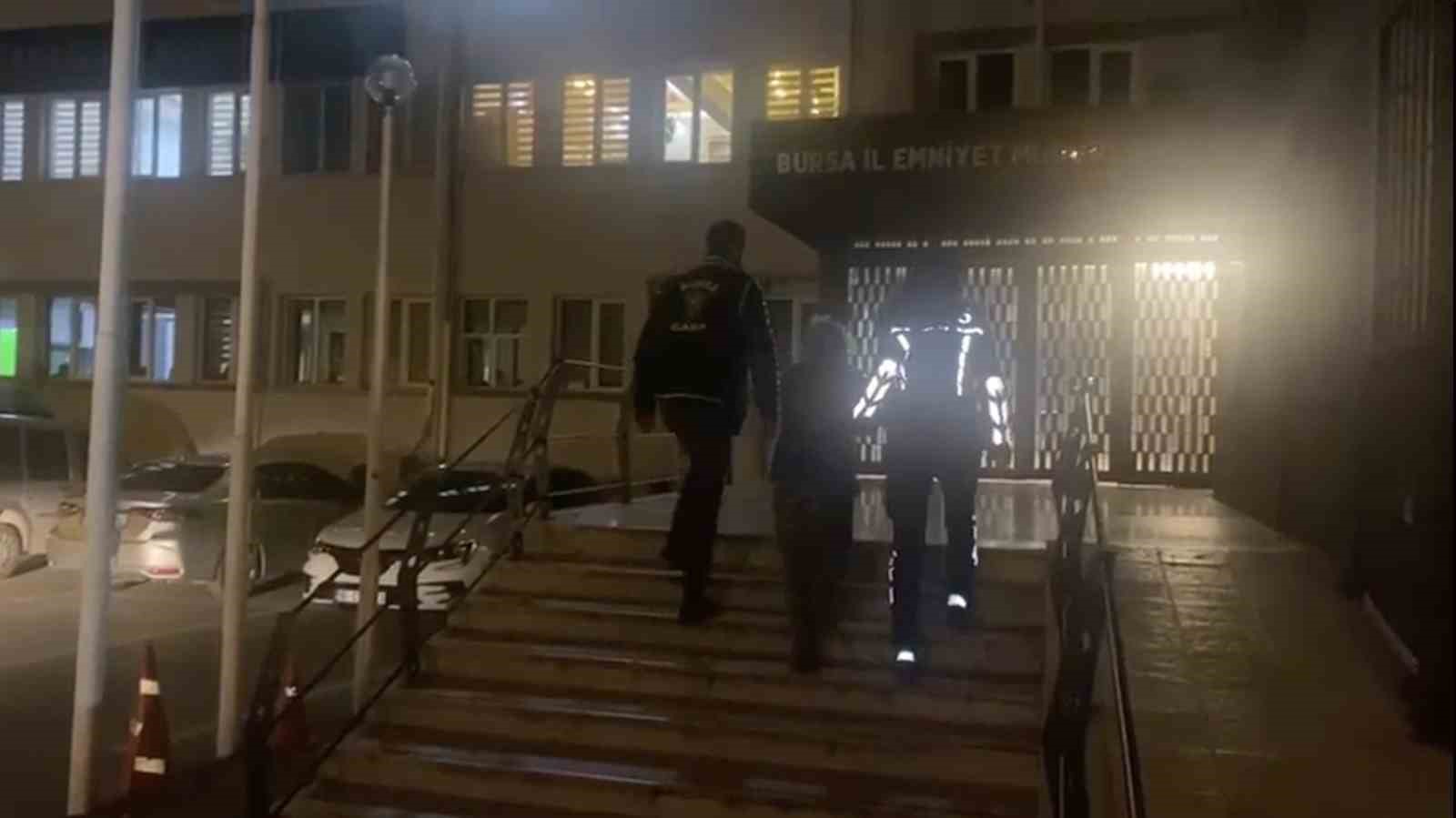 Bursa’da 7 yıldır aranan çocuk emniyetin özel ekibiyle bulundu
Bursa’da 7 yıldır aranan çocuk emniyetin özel ekibiyle bulundu