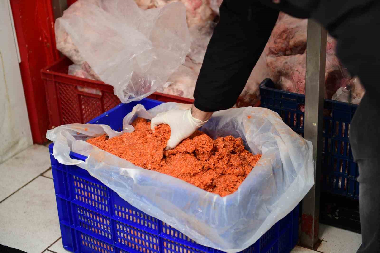 Bursa’da 700 kilo bozuk sucuk piyasaya sürülmeden imha edildi
