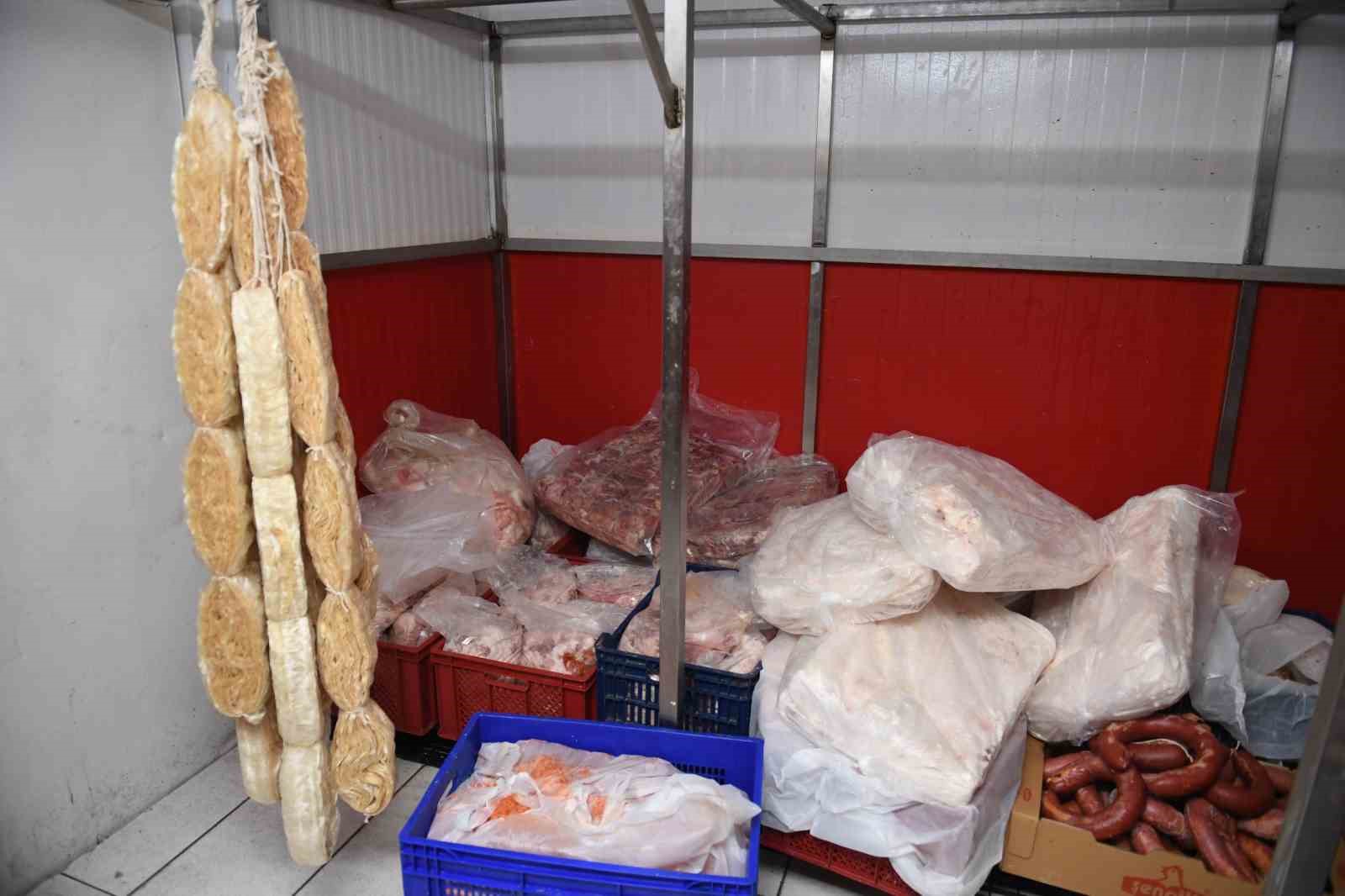 Bursa’da 700 kilo bozuk sucuk piyasaya sürülmeden imha edildi
