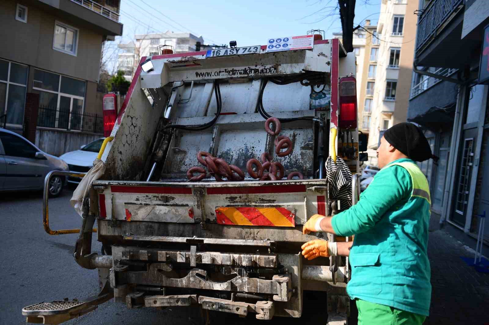 Bursa’da 700 kilo bozuk sucuk piyasaya sürülmeden imha edildi
