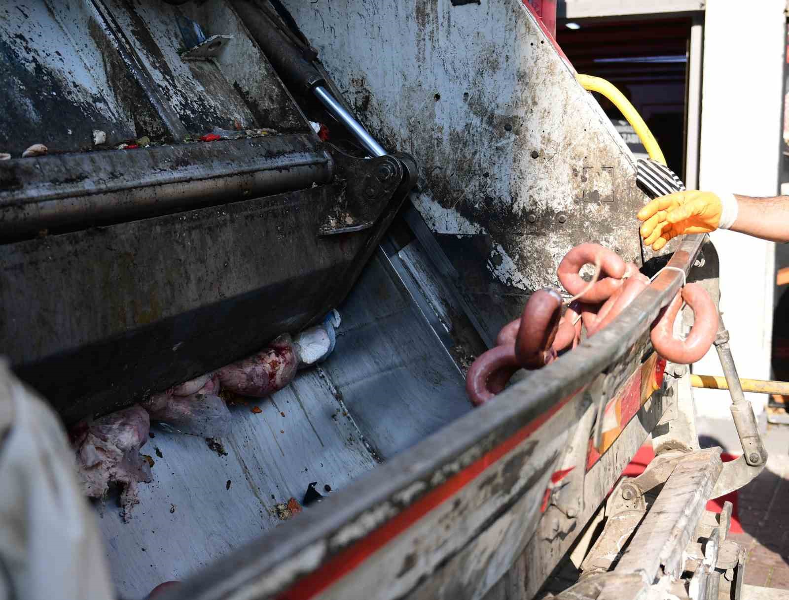 Bursa’da 700 kilo bozuk sucuk piyasaya sürülmeden imha edildi
