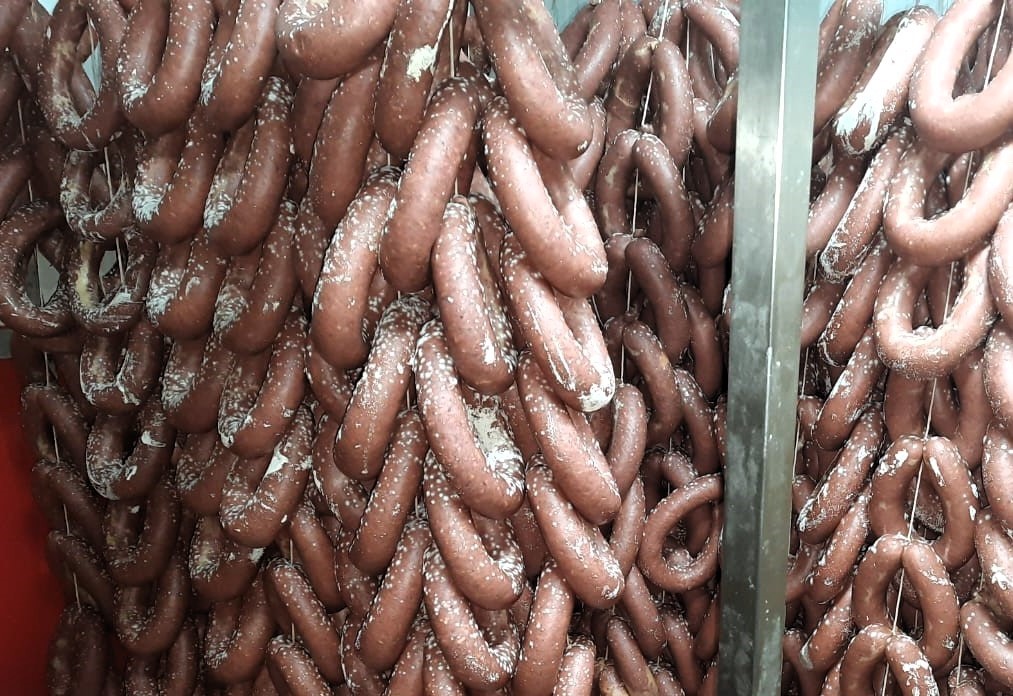 Bursa’da 700 kilo bozuk sucuk piyasaya sürülmeden imha edildi
