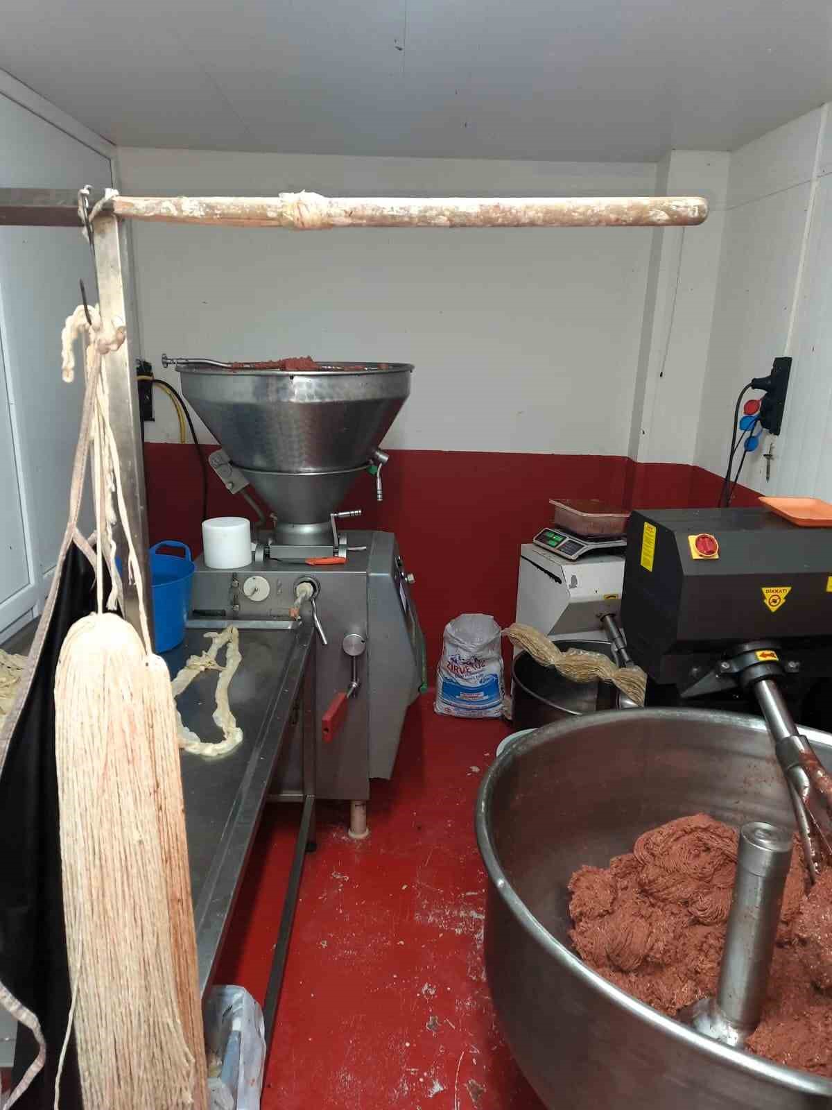 Bursa’da 700 kilo bozuk sucuk piyasaya sürülmeden imha edildi
